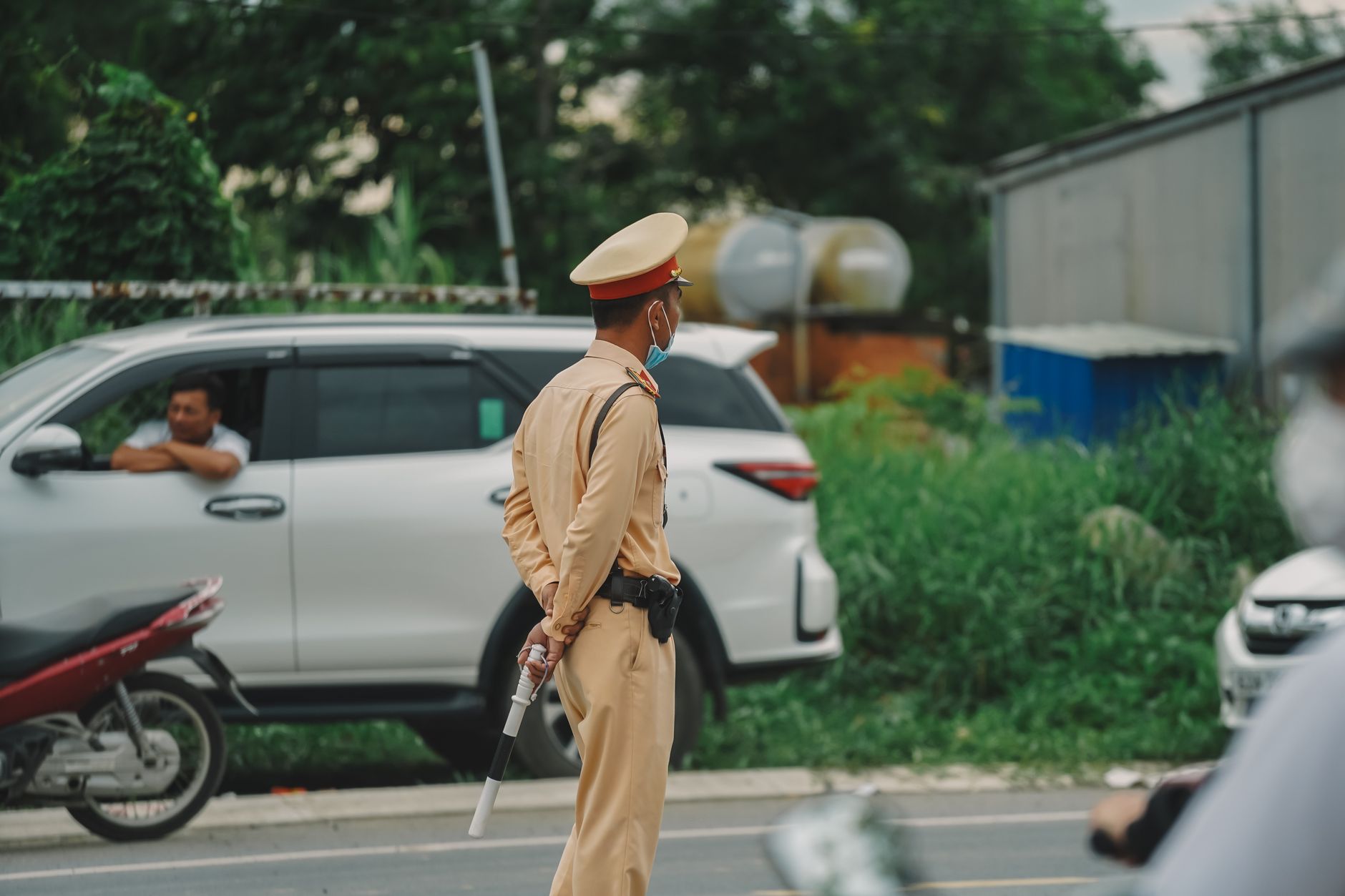 Police officer on street patrol illustrating the UK police recruitment crisis 2026
